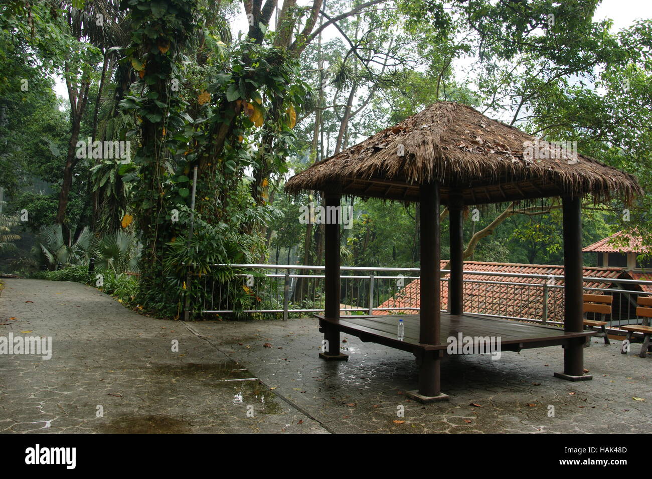Gazebo dans le parc. Kuala Lumpur Bird park. Kuala Lumpur, Malaisie, en Asie du sud-est Banque D'Images