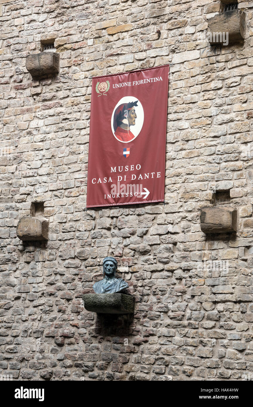 Mur avec Dante signe musée et petite sculpture, , Florence, capitale de la région Toscane, Italie Banque D'Images