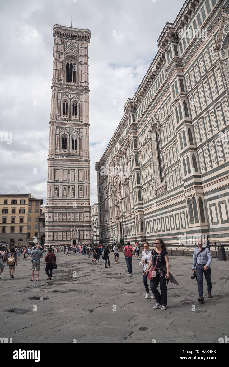 Bell Tower, Giotto's Campanile partie du complexe de bâtiments de la cathédrale de Florence sur la Piazza del Duomo , Italie Banque D'Images