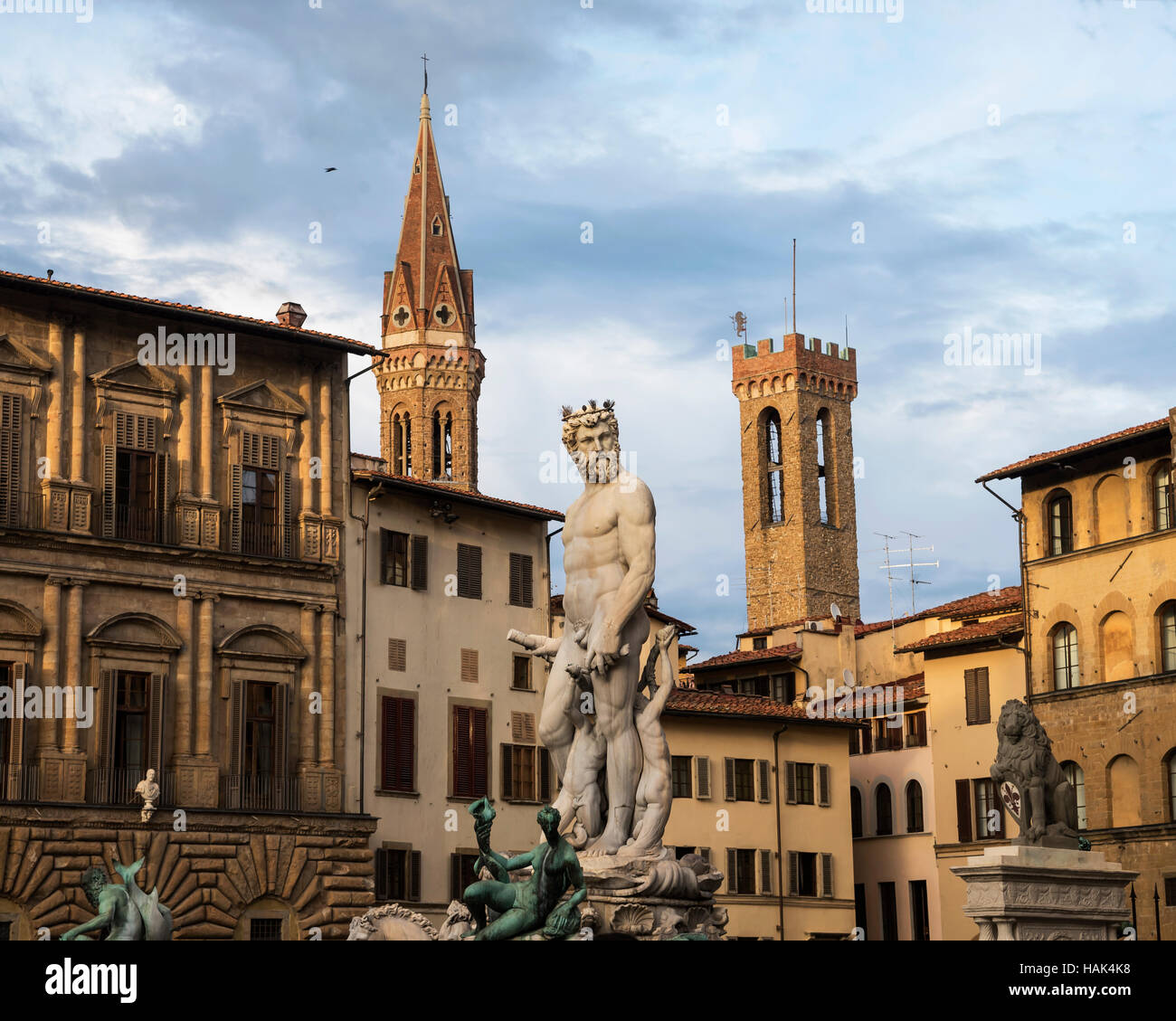 Rayons dorés du soleil couchant peint Fontaine de Neptune sur la Piazza della Signoria, Florence, Toscane, Italie, Banque D'Images