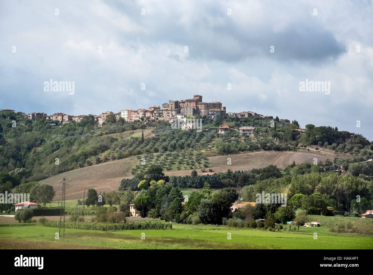 Paysage typique de la Toscane avec des pays sur la colline, l'Italie, l'Europe Banque D'Images