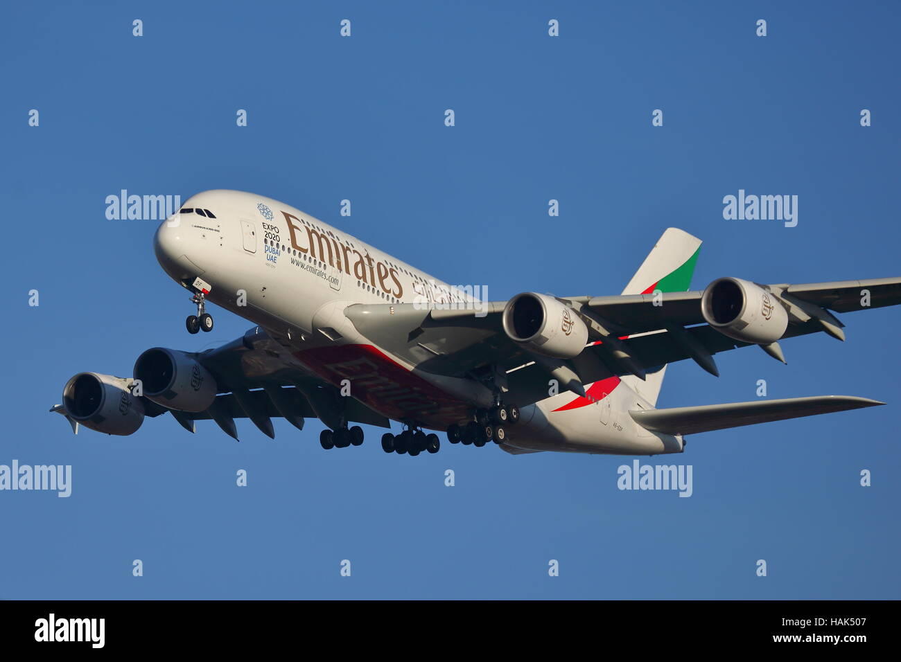 Emirates Airlines Airbus A380-800 A6-EDF à l'atterrissage à l'aéroport Heathrow de Londres, UK Banque D'Images