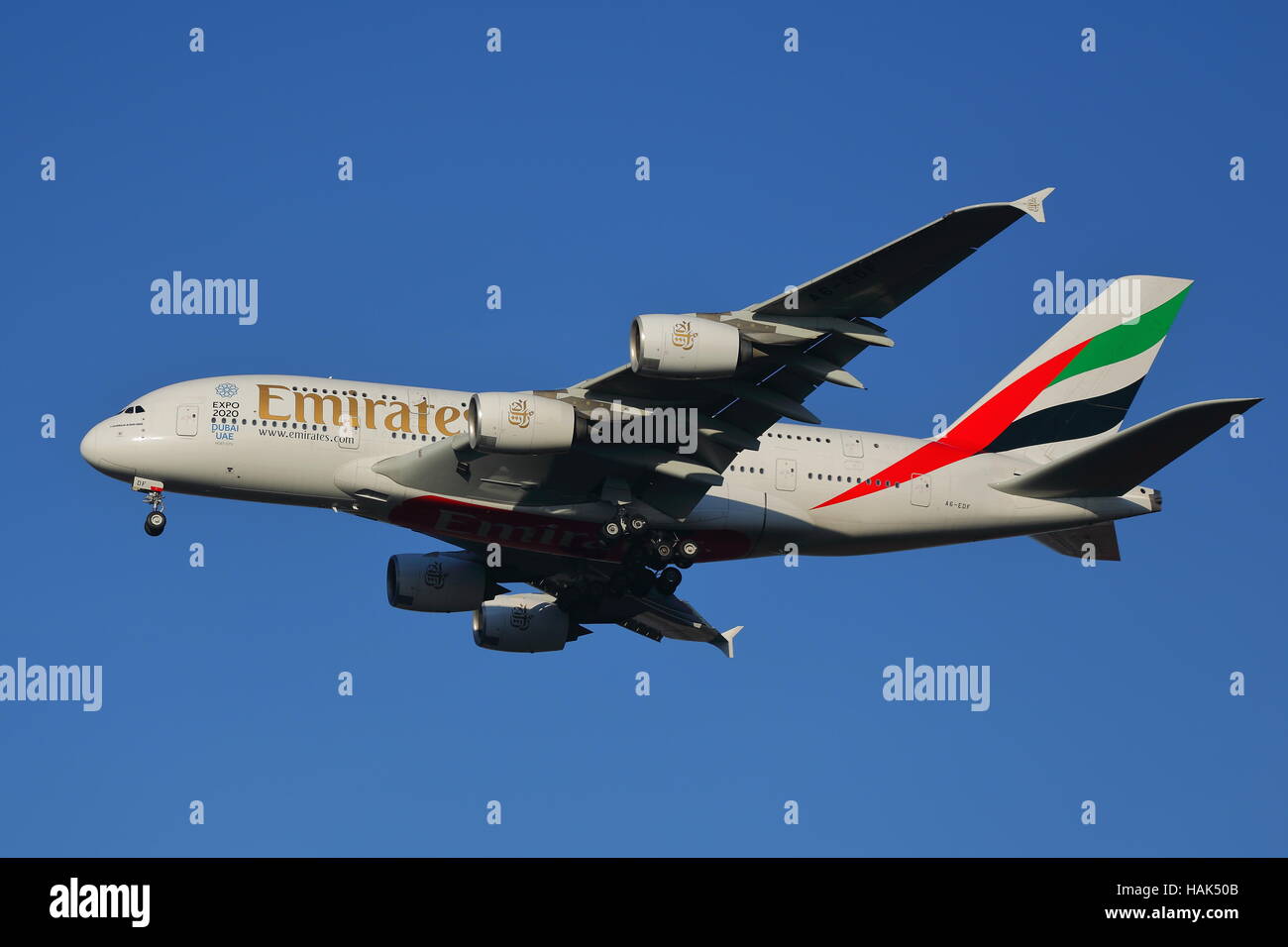 Emirates Airlines Airbus A380-800 A6-EDF à l'atterrissage à l'aéroport Heathrow de Londres, UK Banque D'Images