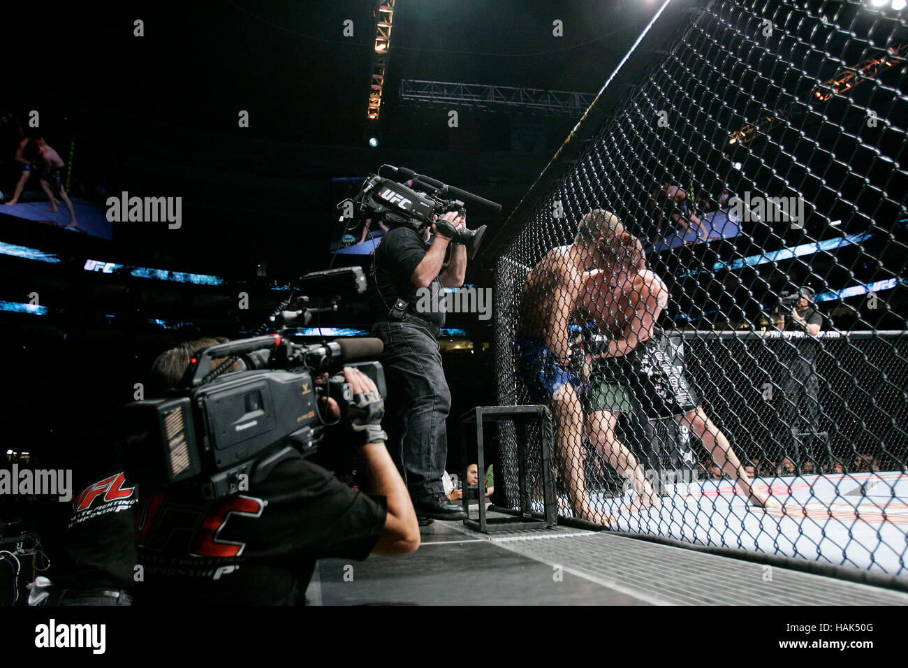 Une équipe de télévision enregistre l'UFC Dan Cramer, gauche, Matthew  Riddle combattre durant l'UFC 101 à la Wachovia Center le 8 août 2009, à  Philadelphie, Pennsylvanie. Francis Specker Photo Stock - Alamy