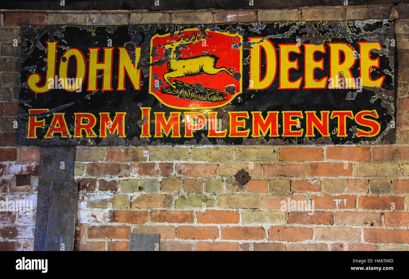 Vintage signe John Deere de 1930 sur le mur de la forge dans l'Eden, Utah Banque D'Images