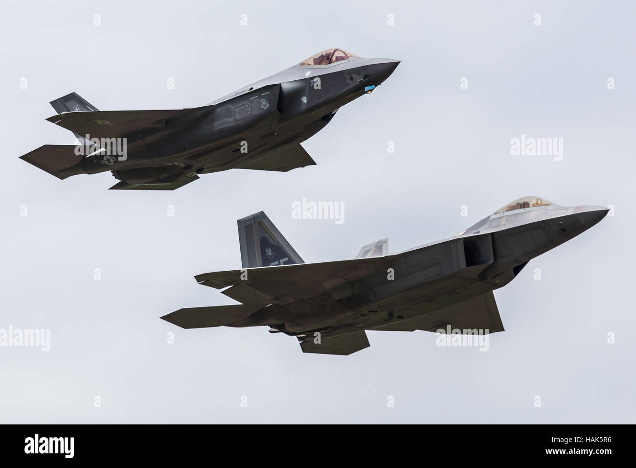 F-22 et F-35 de l'USAF au vol du patrimoine 2016 Royal International Air Tattoo à Fairford de la RAF. Banque D'Images