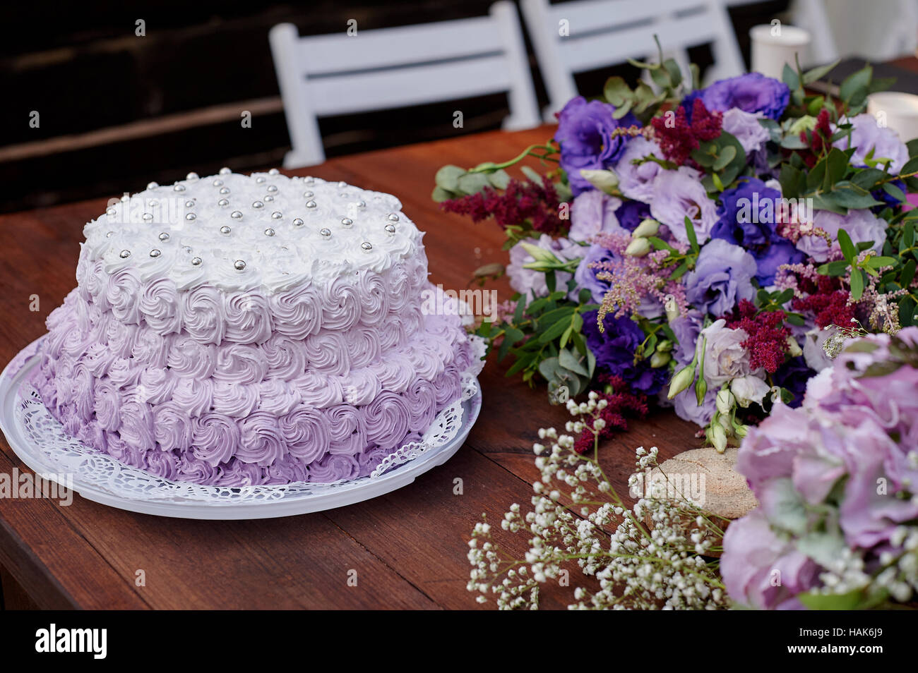 Gâteau de fête et un bouquet de fleurs sur la table Banque D'Images