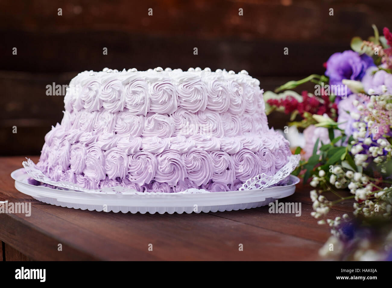Gâteau de fête et un bouquet de fleurs sur la table Banque D'Images