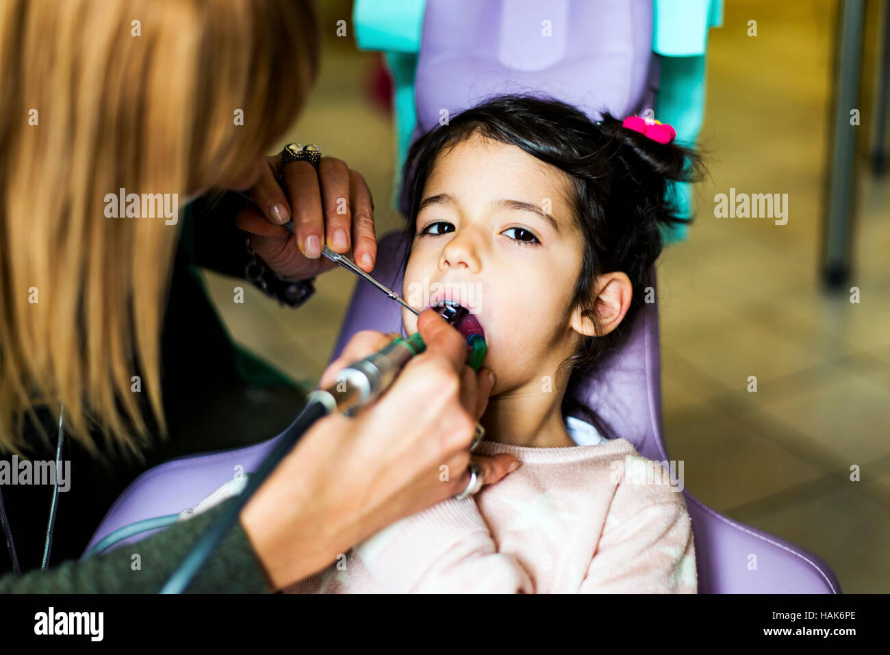 Petite fille obtenir les soins dentaires en bureau de dentiste Banque D'Images