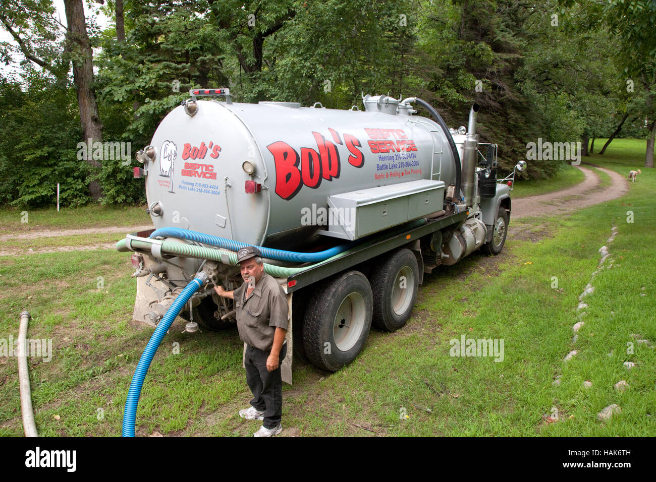 Bob de 'Bob's Septic Service' sucer la cabine septique réservoir vide