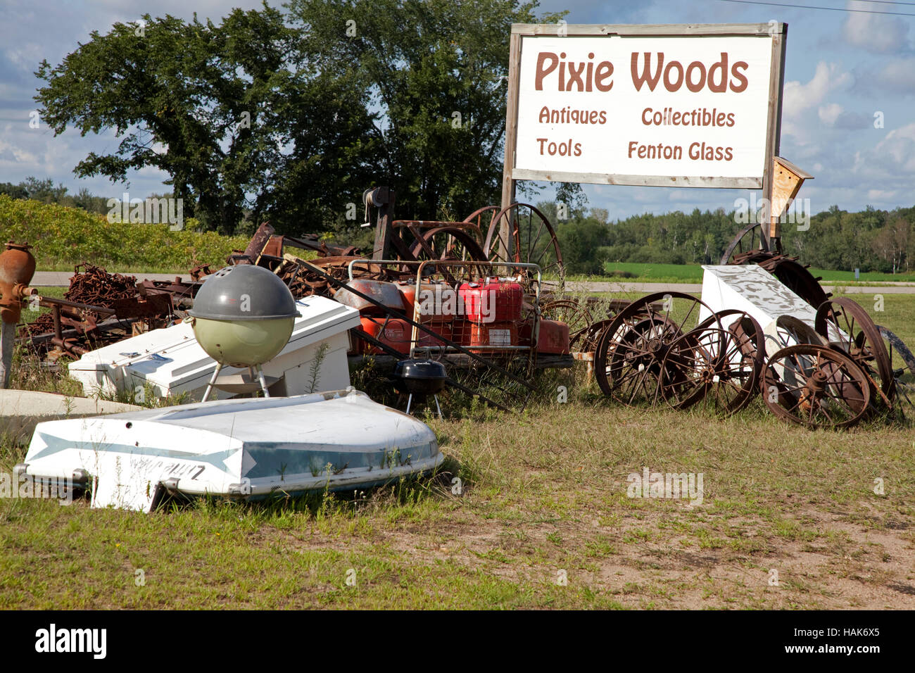 Vente Vente Bois Pixie extérieur cour d'antiquités et d'éléments anciens. Battle Lake Minnesota MN USA Banque D'Images