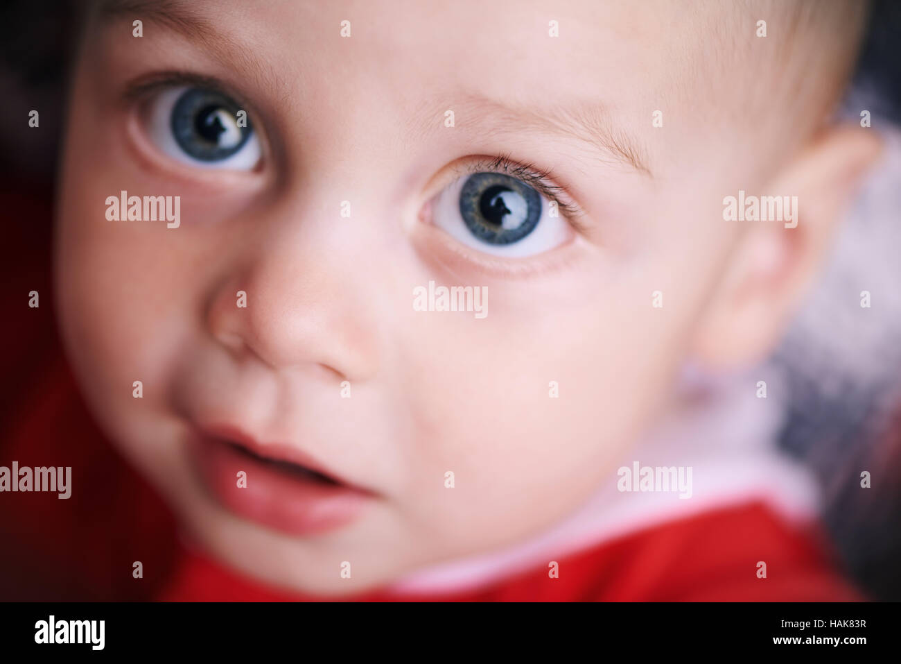Close up of baby face en regardant la caméra Banque D'Images