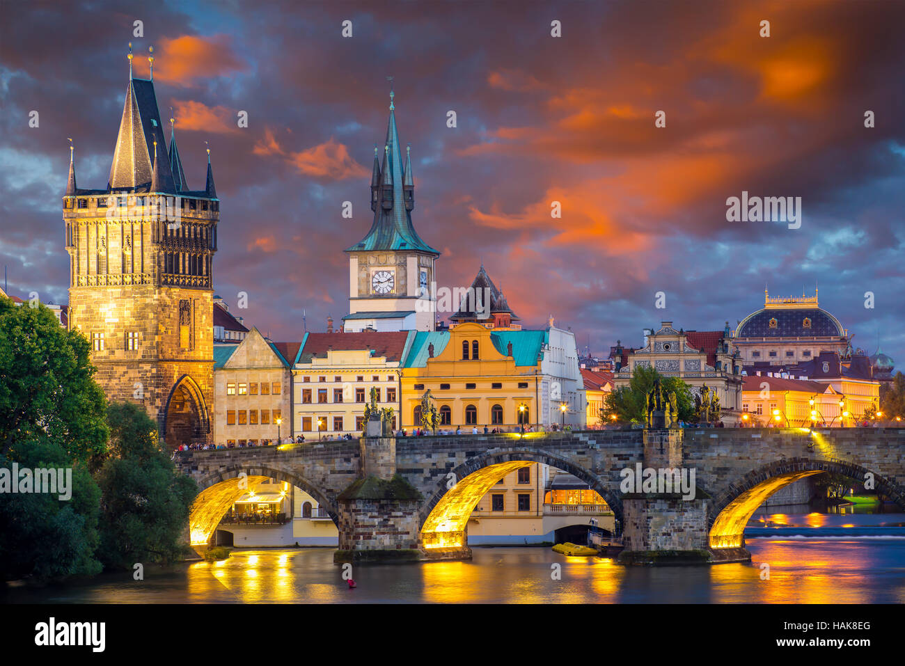 Ciel coucher de soleil orageux dynamique sur la rivière Vltava et Charles Bridge Prague République Tchèque Europe Banque D'Images