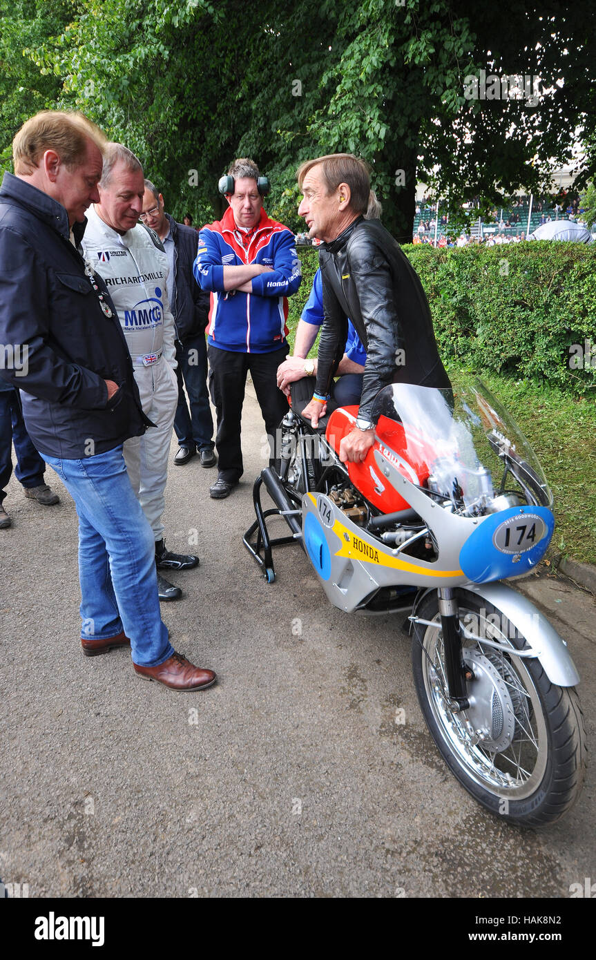 Martin Brundle et Jonathan Palmer discutent avec Stuart Graham sur une Honda R174 au Goodwood Festival of Speed de 2016 Banque D'Images