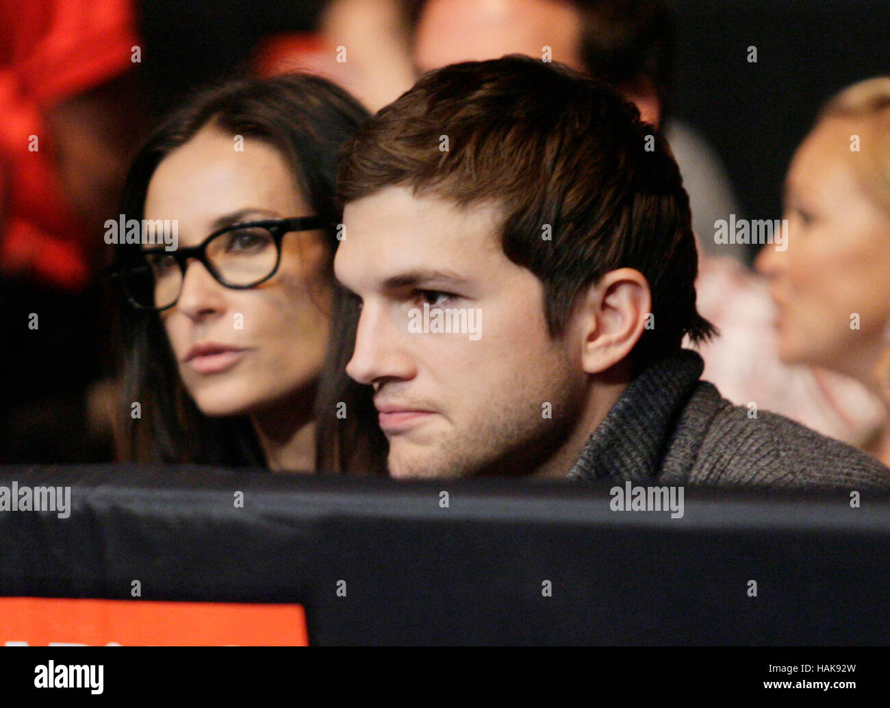 Ashton Kutcher et Demi Moore lors de l'UFC 104 au Staples Center de Los Angeles, Californie, le 24 octobre 2009. Photo par Francis Specker Banque D'Images