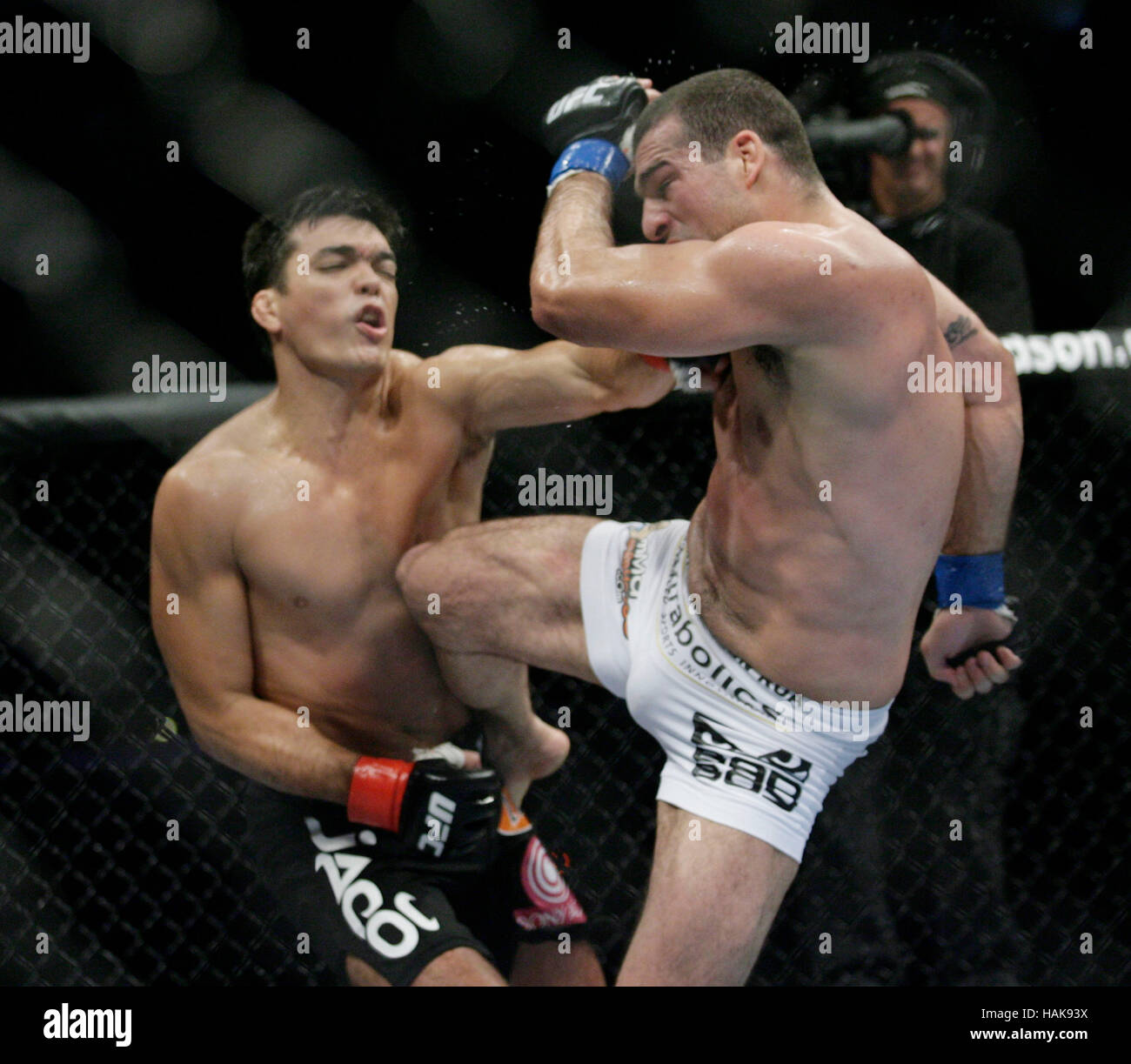 Lyoto Machida, gauche, combat l'Maurcio Rua lors de l'UFC 104 au Staples Center de Los Angeles, Californie, le 24 octobre 2009. Photo par Francis Specker Banque D'Images