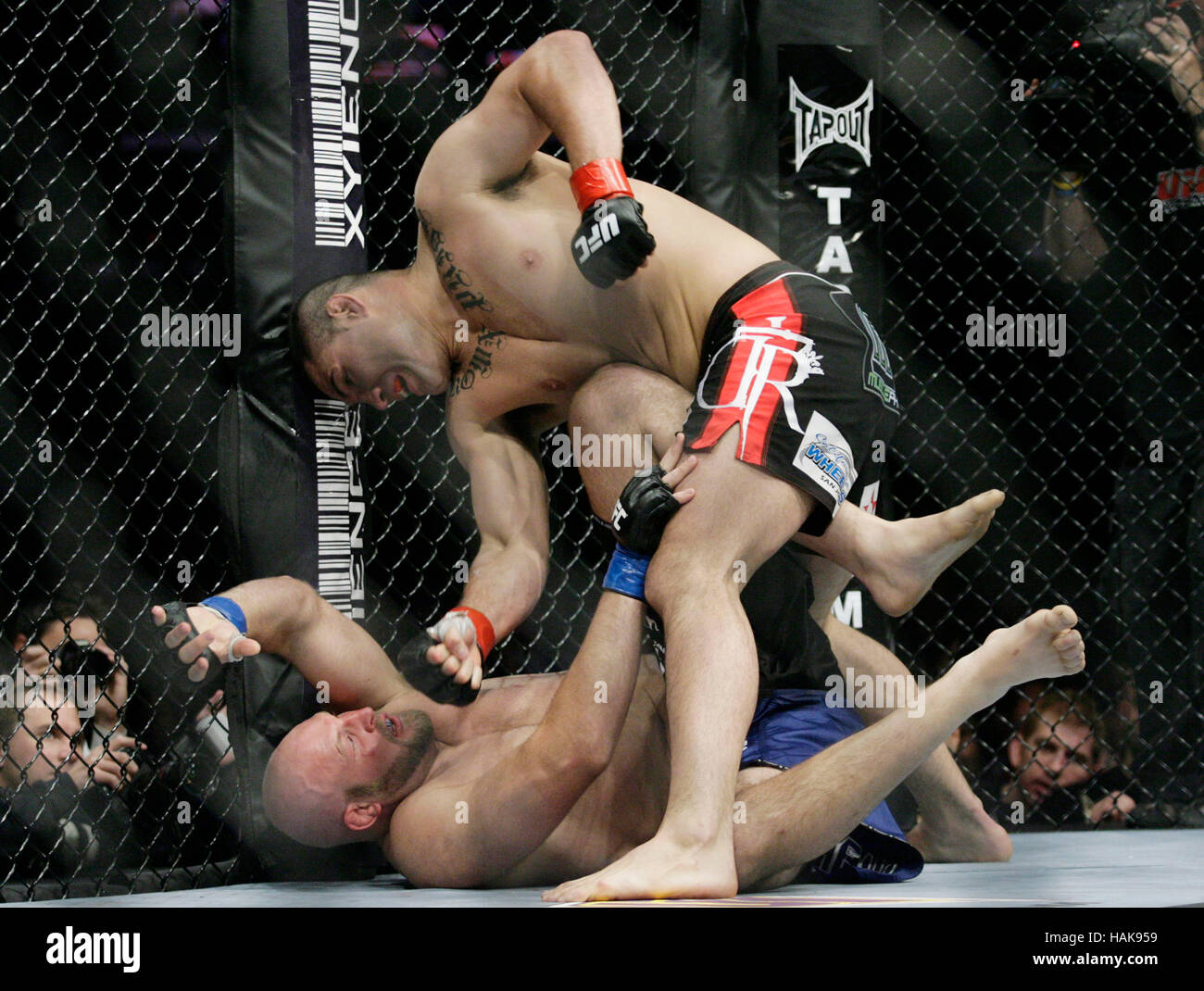 Cain Velasquez, haut, combat Ben Rothwell lors de l'UFC 104 au Staples Center de Los Angeles, Californie, le 24 octobre 2009. Photo par Francis Specker Banque D'Images