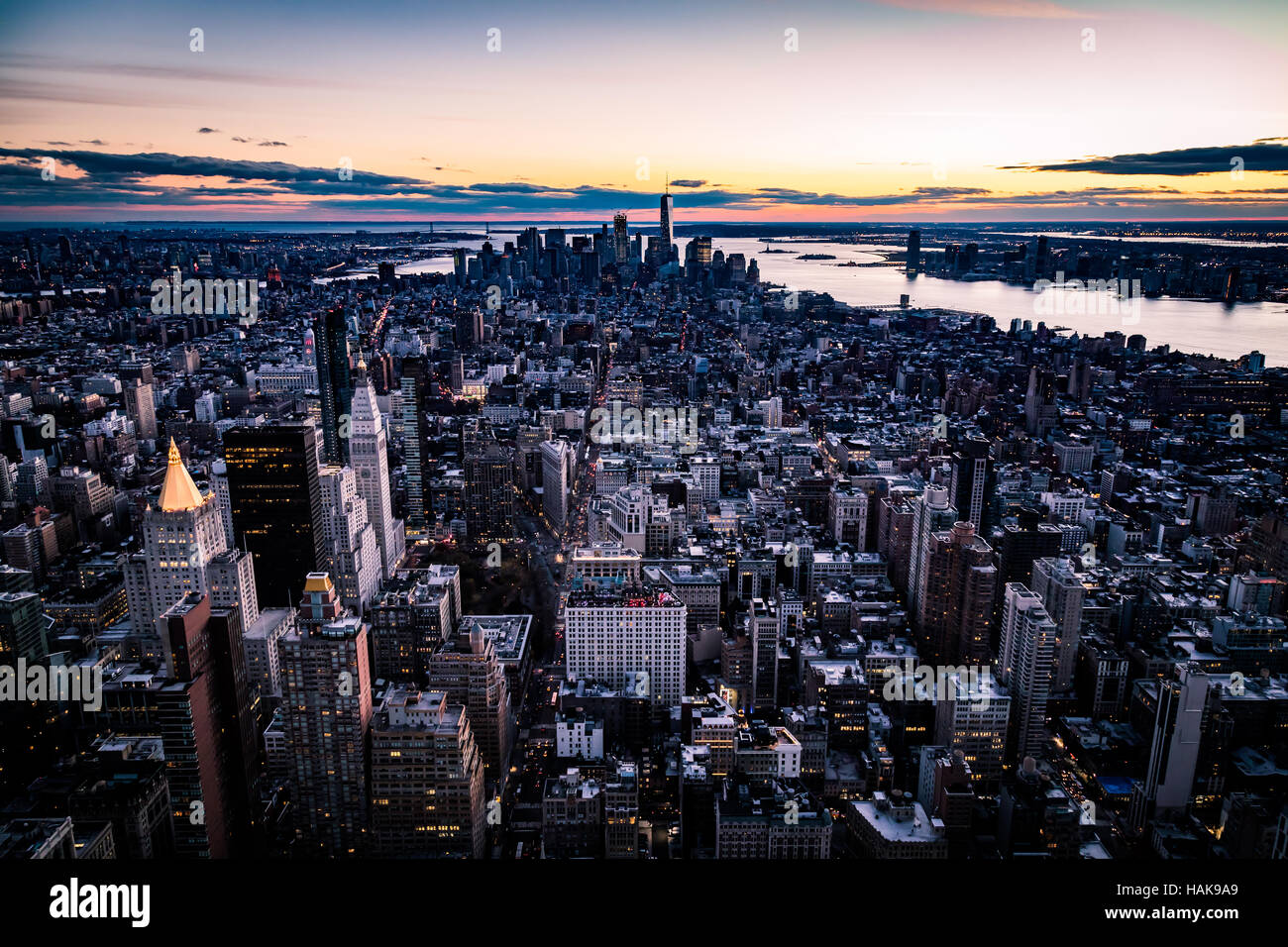 Lower Manhattan coucher du soleil de l'Empire State Building Banque D'Images