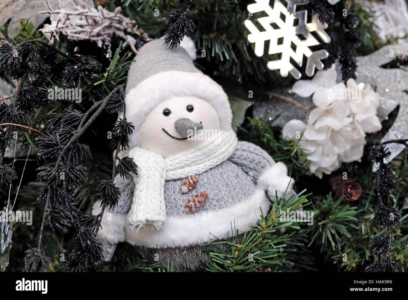 Mignon bonhomme en blanc décoration d'arbre de Noël Banque D'Images