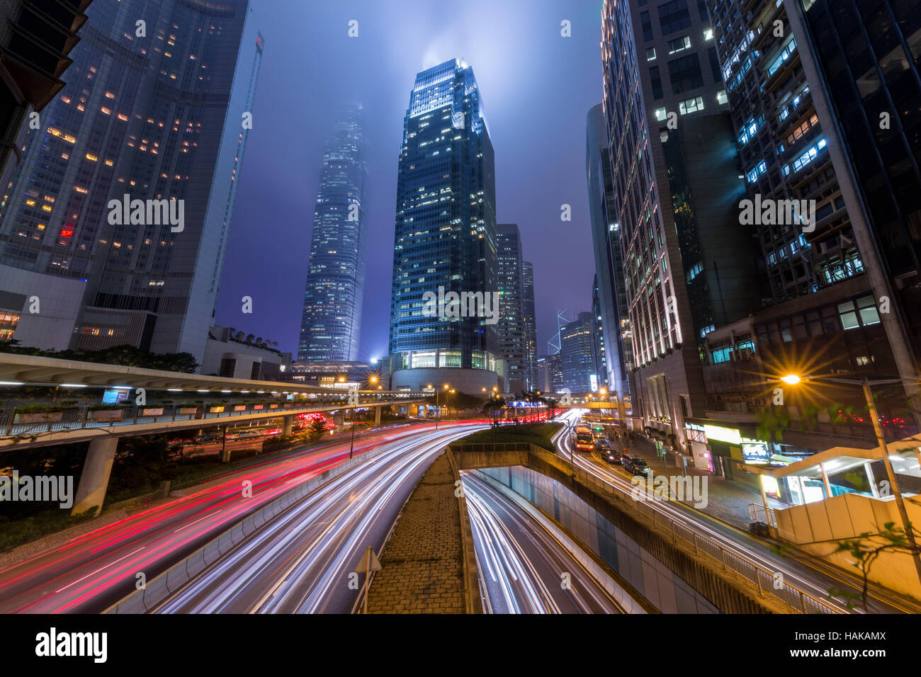 Mist Hong Kong Central District de nuit avec piste de lumière Banque D'Images