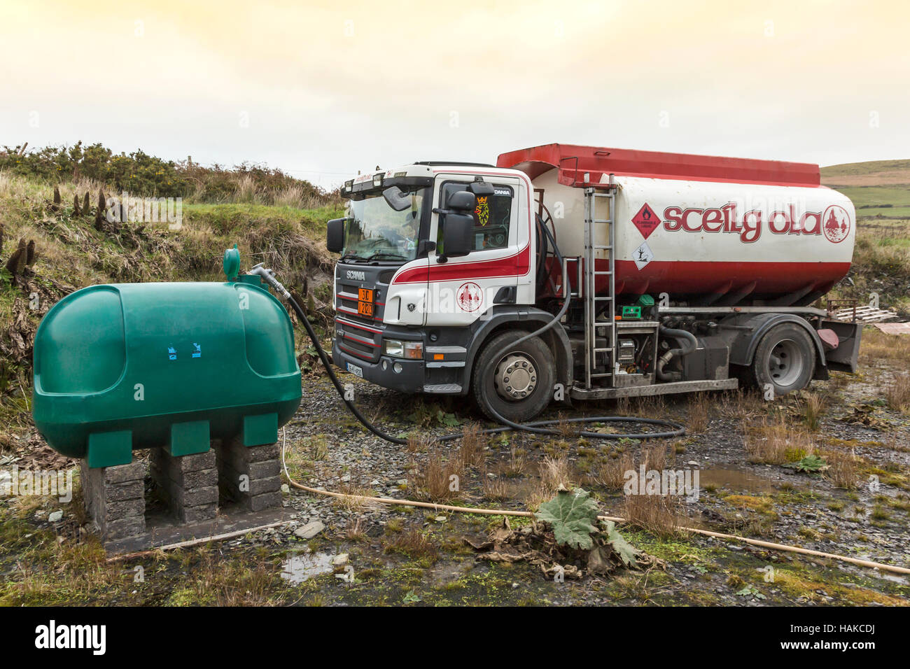 Réservoir d'huile à chauffage domestique d'être rempli à partir de camions-citernes, l'Irlande Banque D'Images