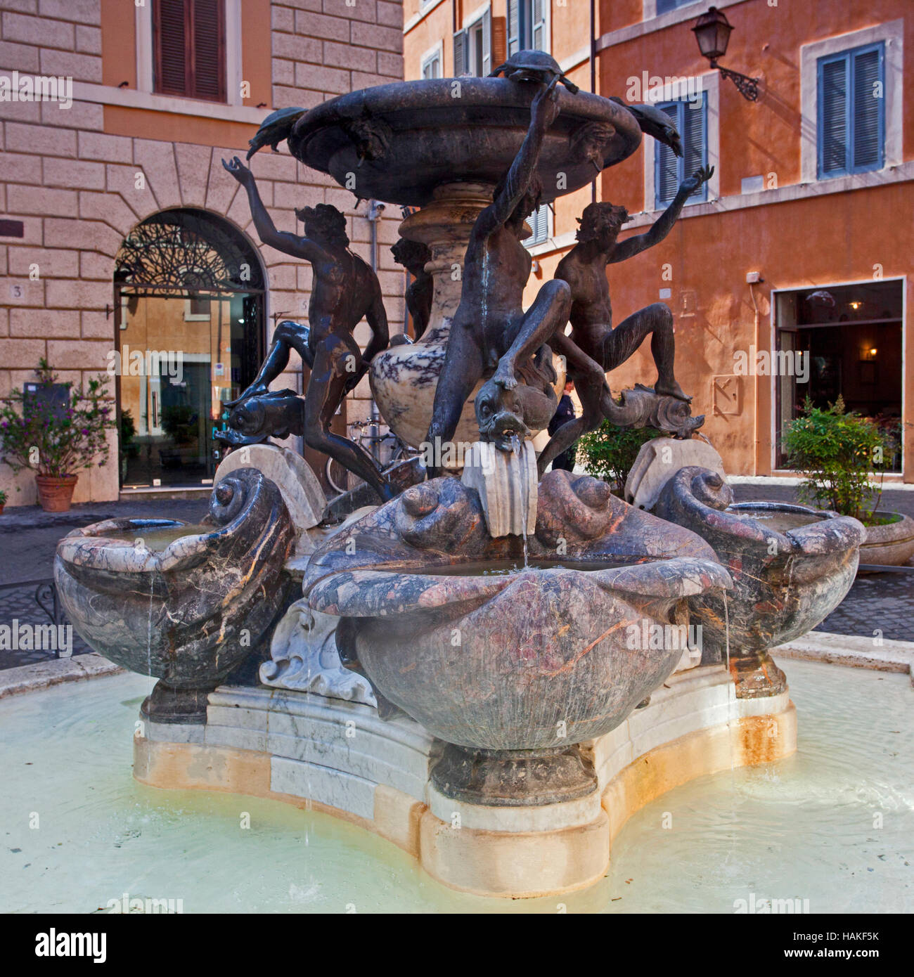 Dans les éphèbes Fontane delle Tartarughe, La Fontaine des tortues, Piazza Mattei , le quartier juif, Rome, Italie Banque D'Images
