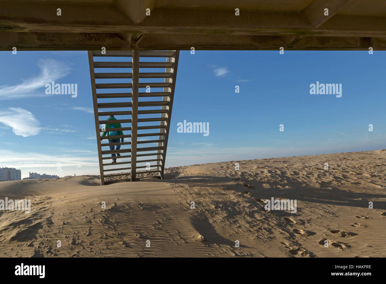 Low angle view sur un homme en ordre décroissant de la plage de la jetée de Scheveningen, à La Haye, Hollande méridionale, Pays-Bas. Banque D'Images