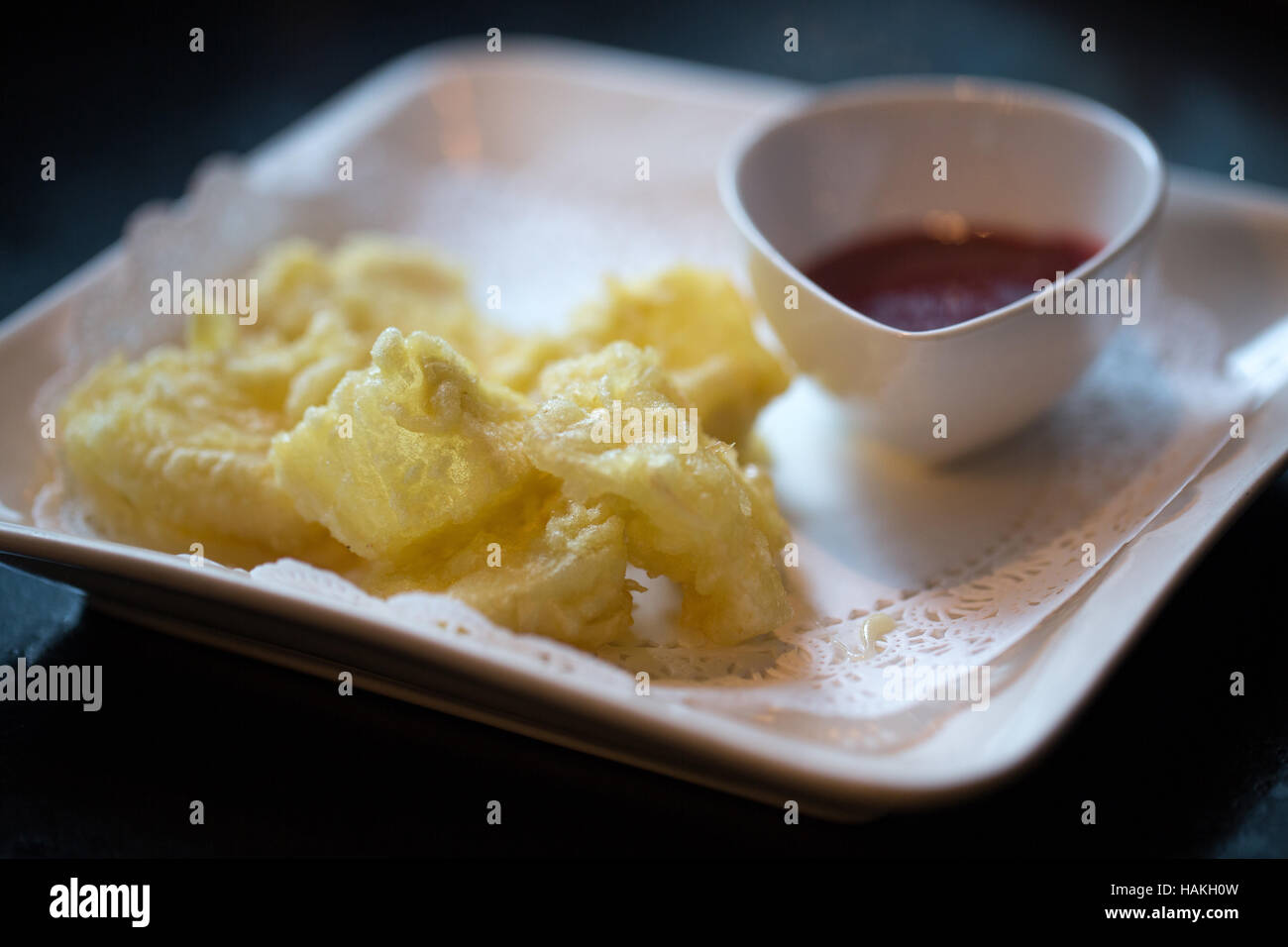 Fromage brie tempura avec trempette de soja de framboise Banque D'Images