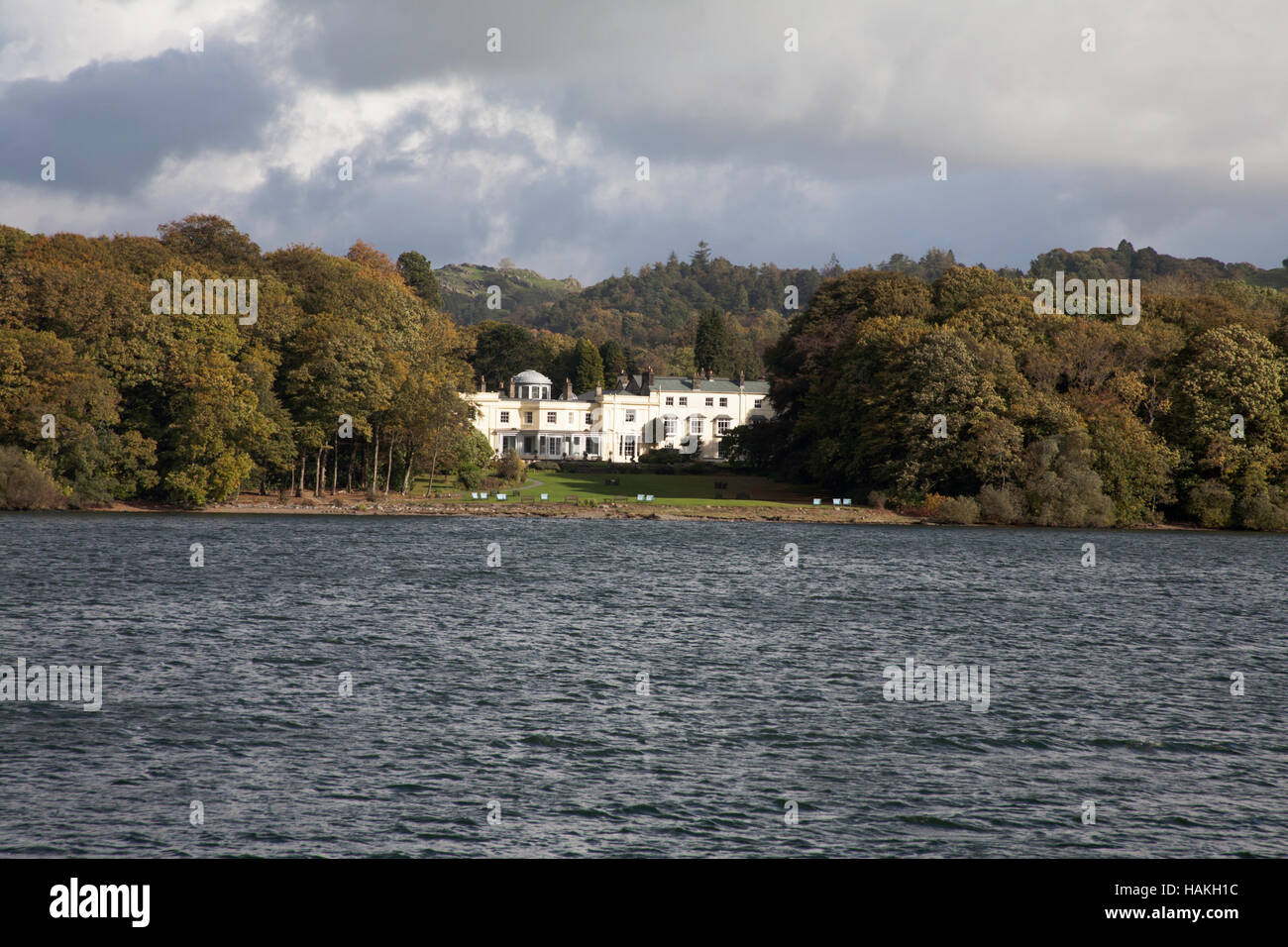 Storrs Hall Hotel sur la rive est du lac Windermere Cumbria jour d'automne du District Angleterre Banque D'Images