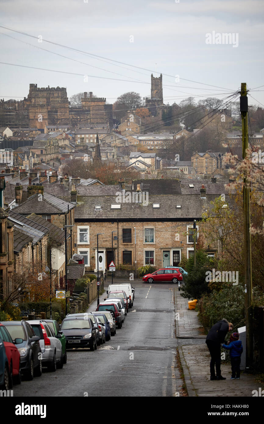 Scène de rue Lancaster Lancashire centre ville skyline à fond vers le bas colline terrasse maisons traditionnelles en pierre paysage paysage urbain garé Banque D'Images