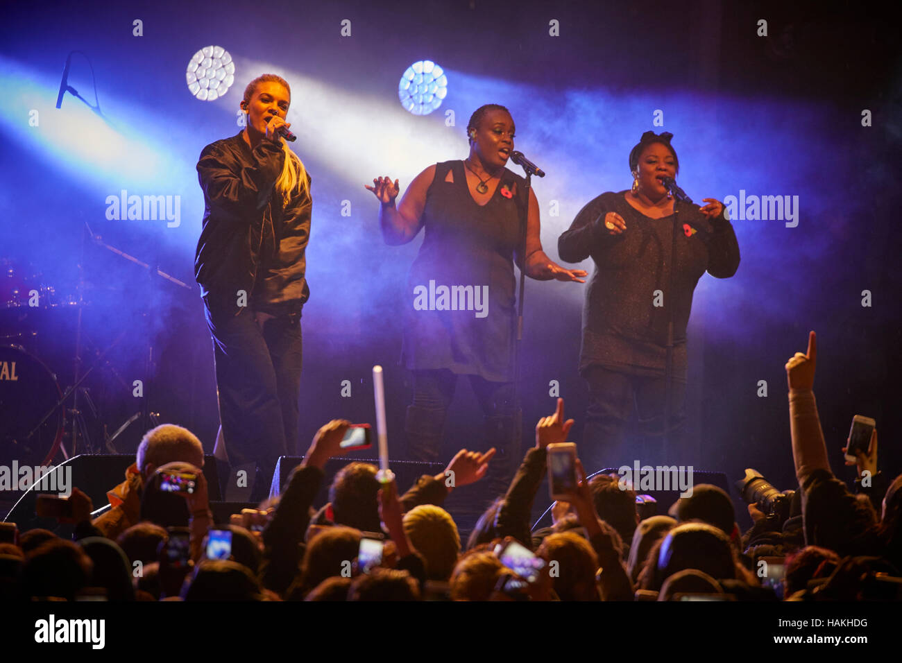 Stade de Manchester Louisa Johnson X Factor 2015 gagnant singer bande performance live sur scène heureux célèbre célébrité star notoriet célèbre figure publique Banque D'Images