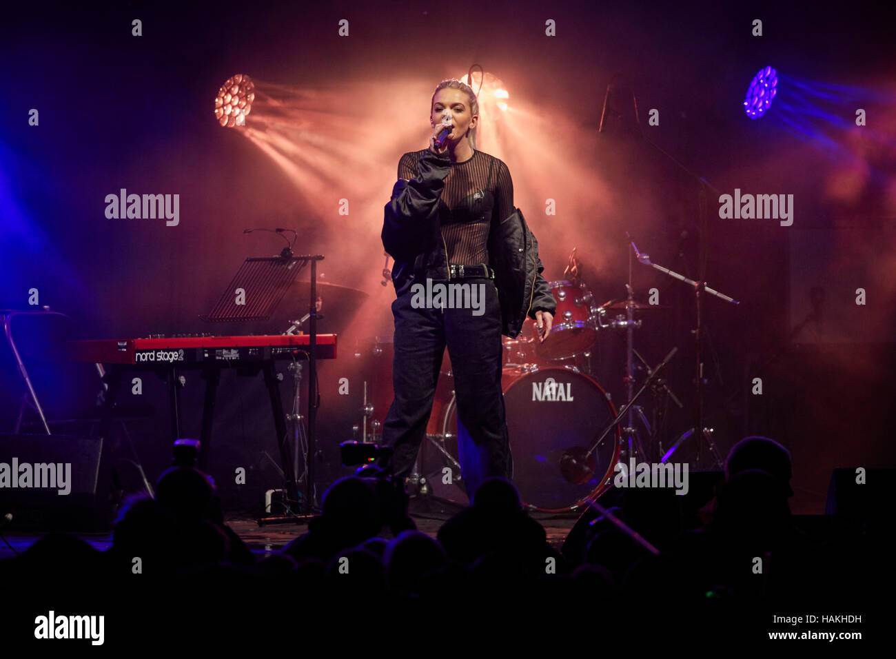 Stade de Manchester Louisa Johnson X Factor 2015 gagnant singer bande performance live sur scène heureux célèbre célébrité star notoriet célèbre figure publique Banque D'Images