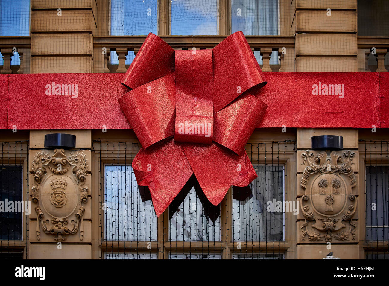 Rocco's restaurant manchester Christmas bow grande décoration décoration  extérieure du bâtiment bâtiment joli ruban rouge tradition fêtes de fin  Photo Stock - Alamy
