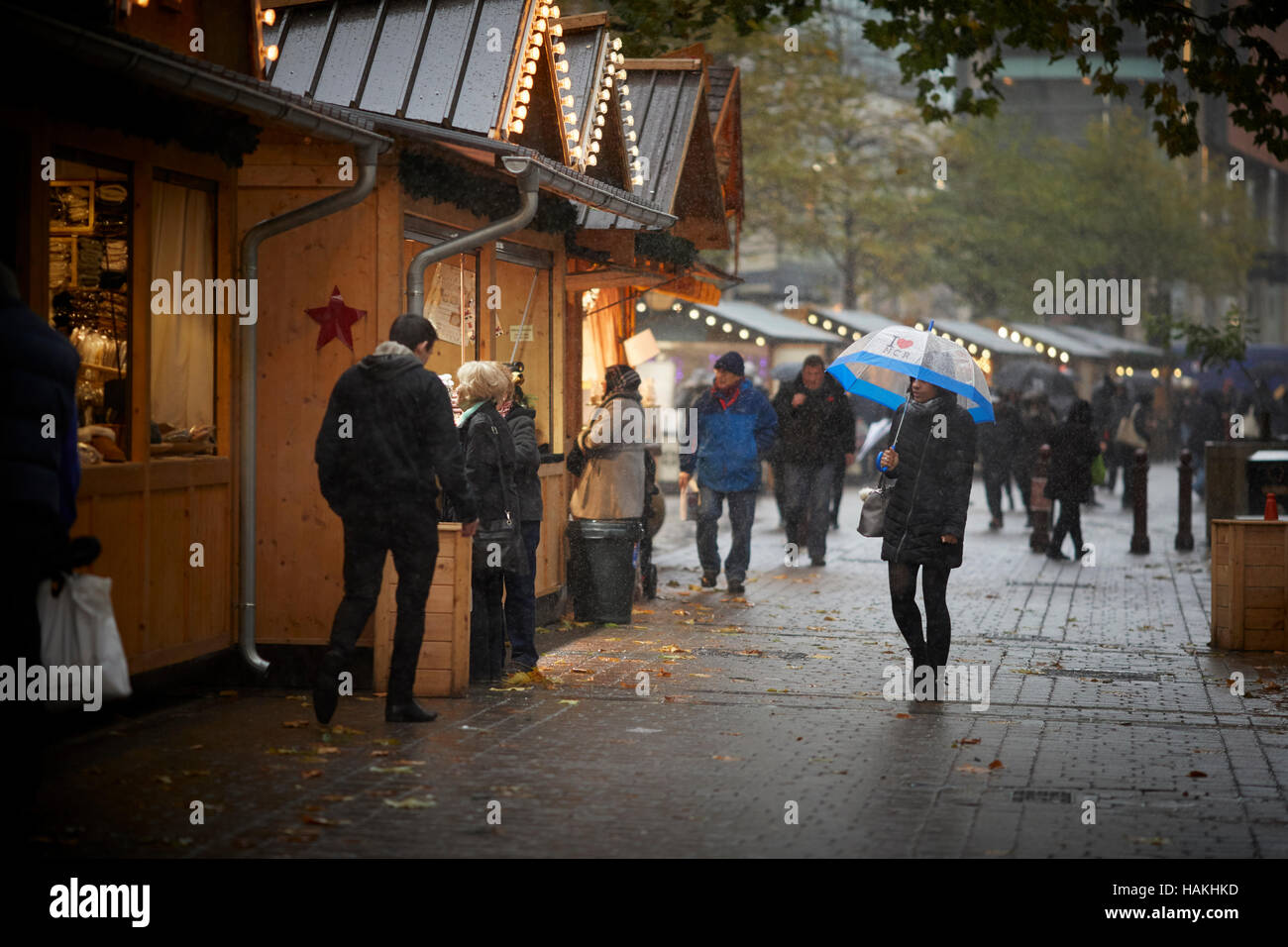 Les marchés de Noël de Manchester J'aime la pluie parapluie MCR utilisé de huttes en bois de la rue scène d'hiver terne humide bazar marché commerçant vendeur traders independen Banque D'Images