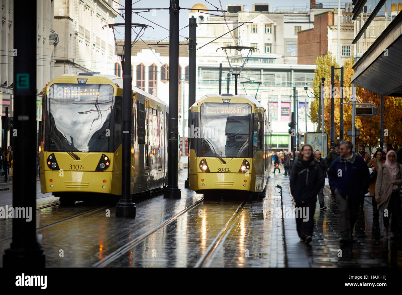 Les jardins de Piccadilly Manchester Metrolink Tram metrolink Tram pluie rue humide light rail transport en commun rapide de transports modernes unités de véhicules Banque D'Images