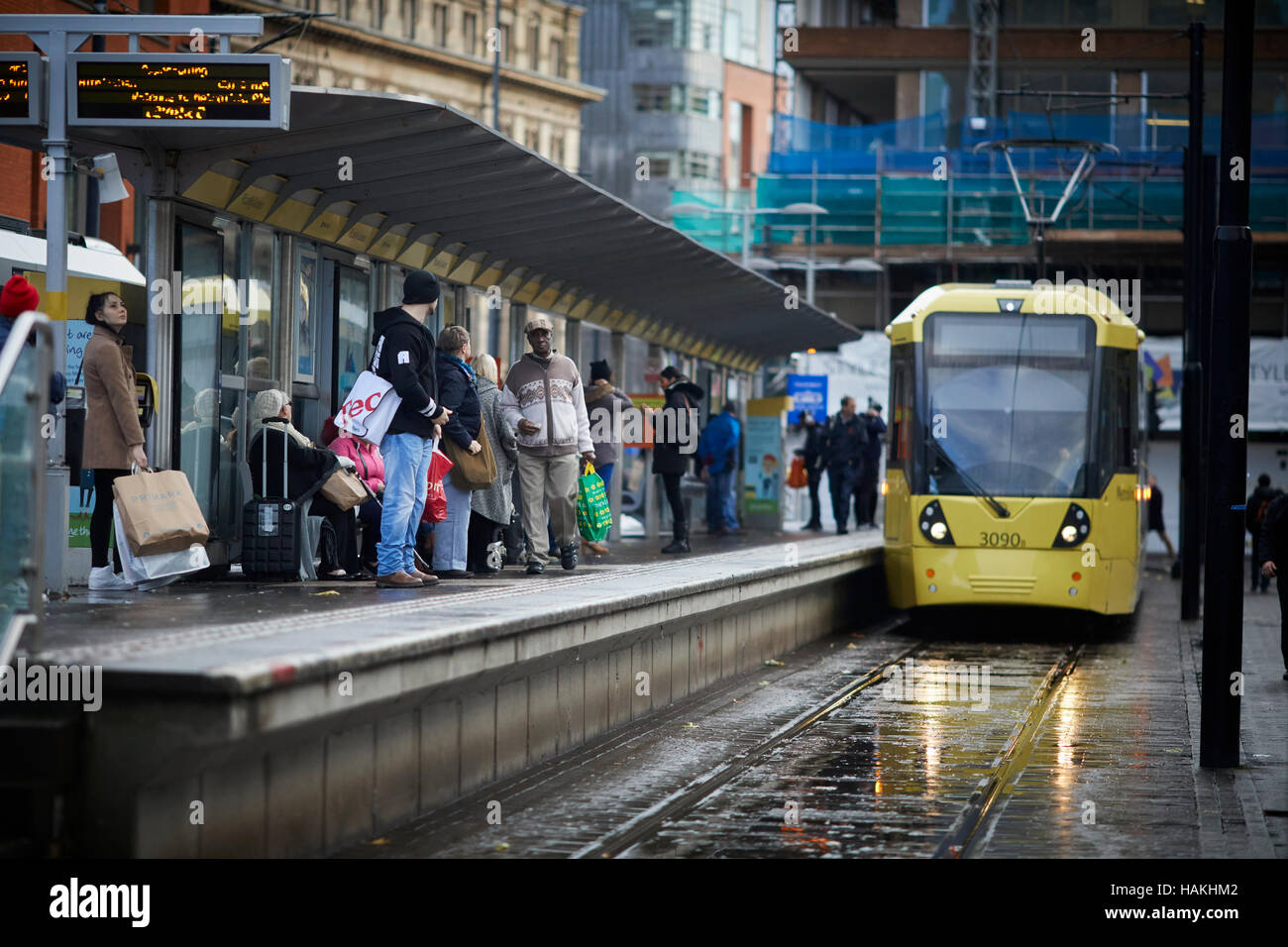 L'arrêt de tramway Jardin Manchester Piccadilly station metrolink tram arrêt occupé light rail transport rapide des unités de transports en commun modernes véhicules ( Banque D'Images