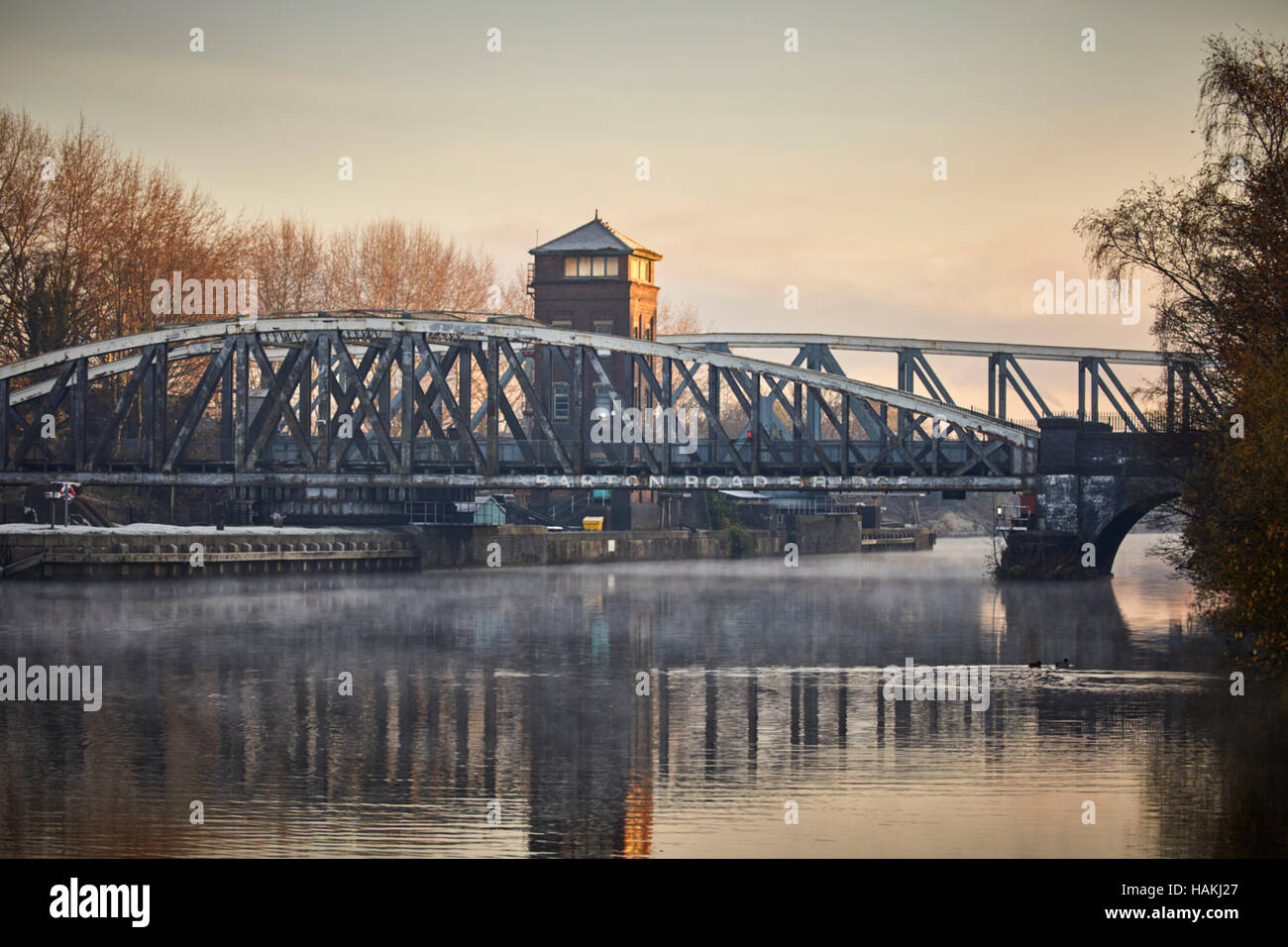 Barton Road pont tournant, pont routier Manchester Ship Canal Trafford copyspace légère bruine jolie vue panoramique pittoresque Barton Aqueduc Swing ca Banque D'Images