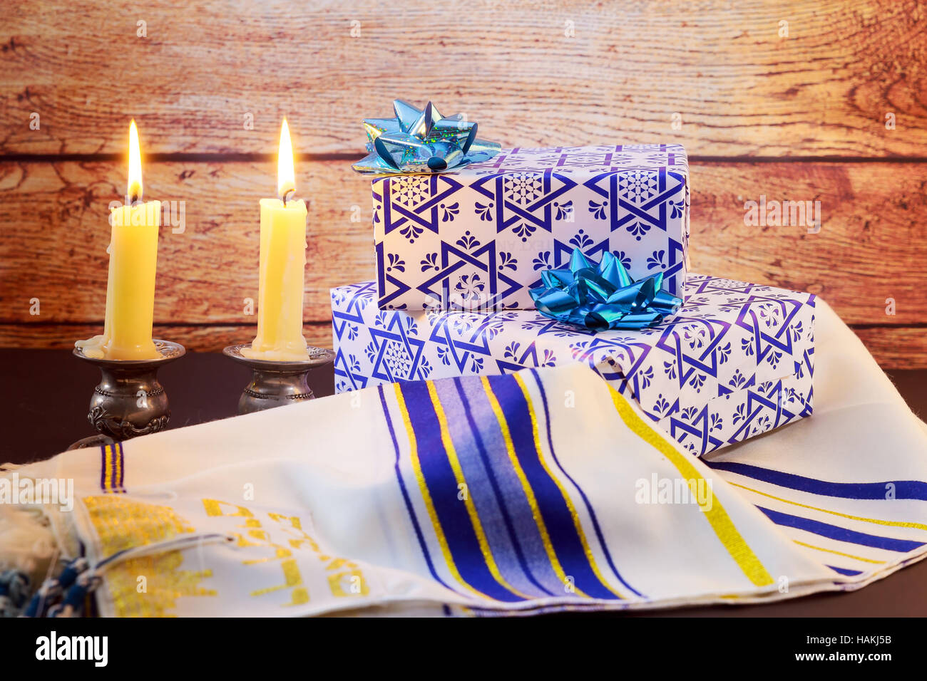 Les bougies du Chabbat dans verre juive de châle de prière Sabbat tallit et  Shofar symbole religieux juif Photo Stock - Alamy
