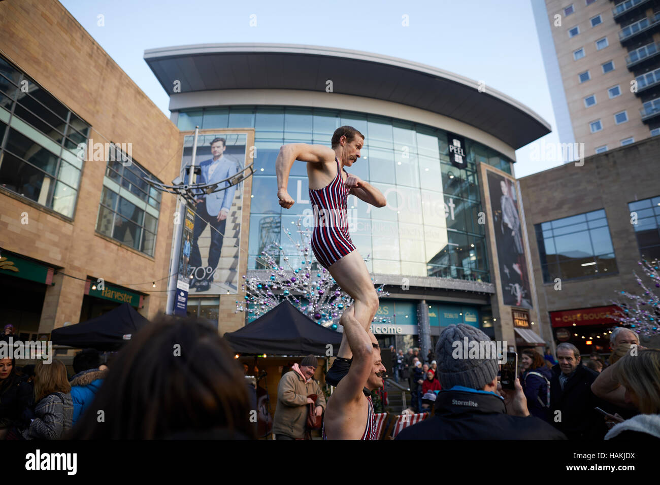 Salford Quays Manche Shop shopping centre marché en dehors de la foule des gens de l'événement de nombreuses communautés communautaire bondé de nombreux lots gathe Banque D'Images