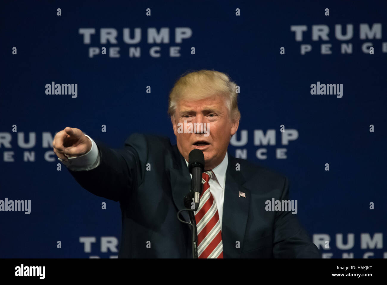 Candidat présidentiel républicain Donald Trump pointant dans la foule. Banque D'Images