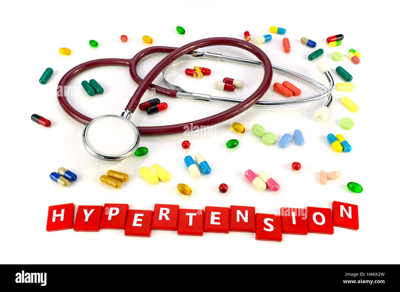 Concept de traitement de l'hypertension avec stéthoscope et divers genre d'merication sur fond blanc. Banque D'Images