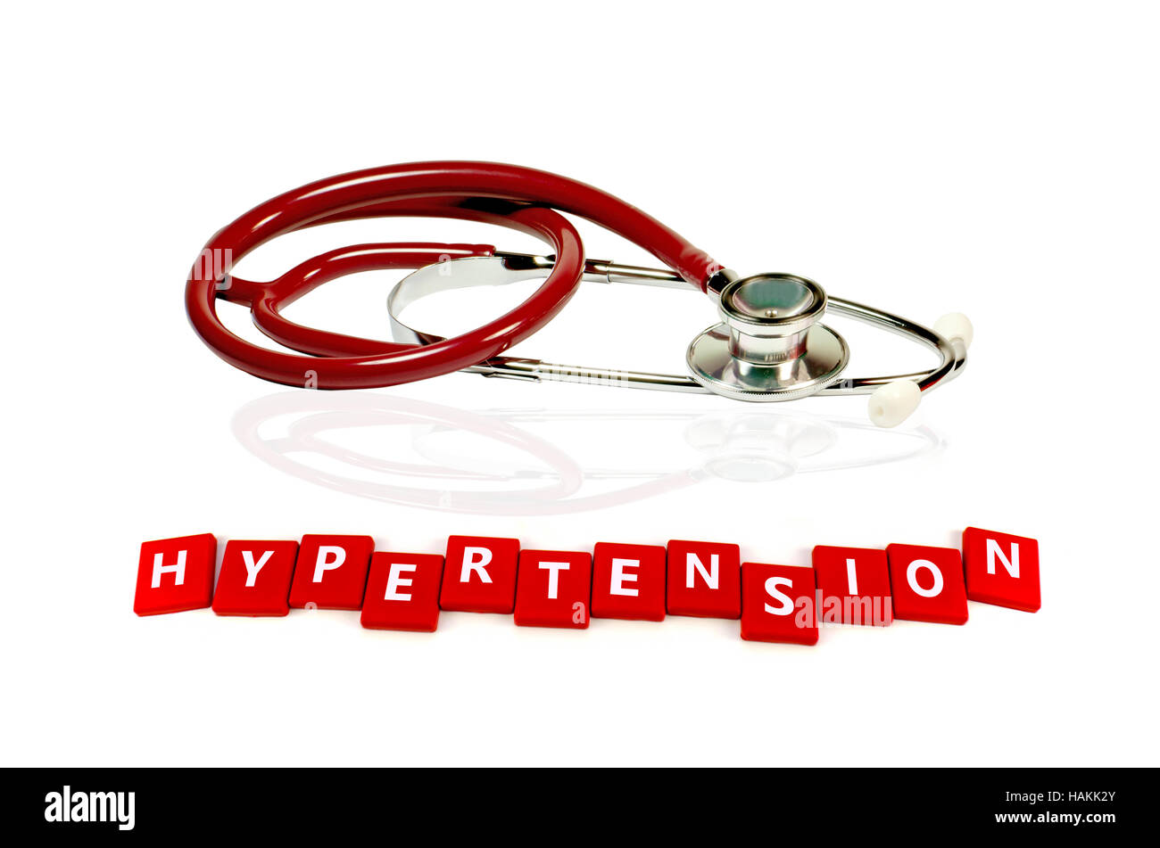 Concept de traitement de l'hypertension avec stéthoscope sur fond blanc. Banque D'Images
