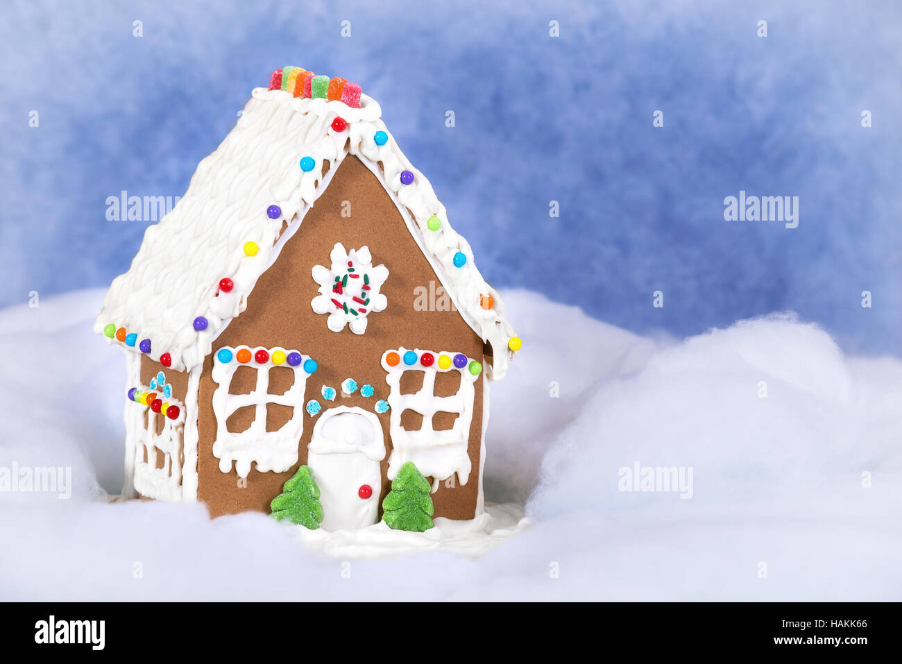 Noël fait maison Gingerbread House affiche de la neige et du ciel bleu Banque D'Images