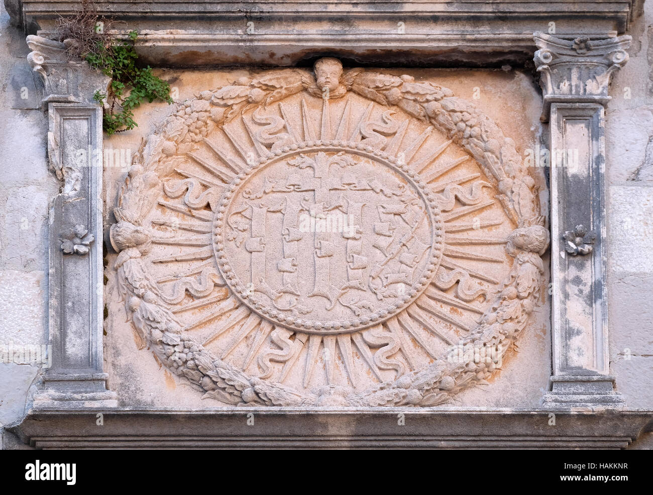 IHS signe sur la façade de l'église à Dubrovnik, Croatie le 29 novembre 2015. Banque D'Images