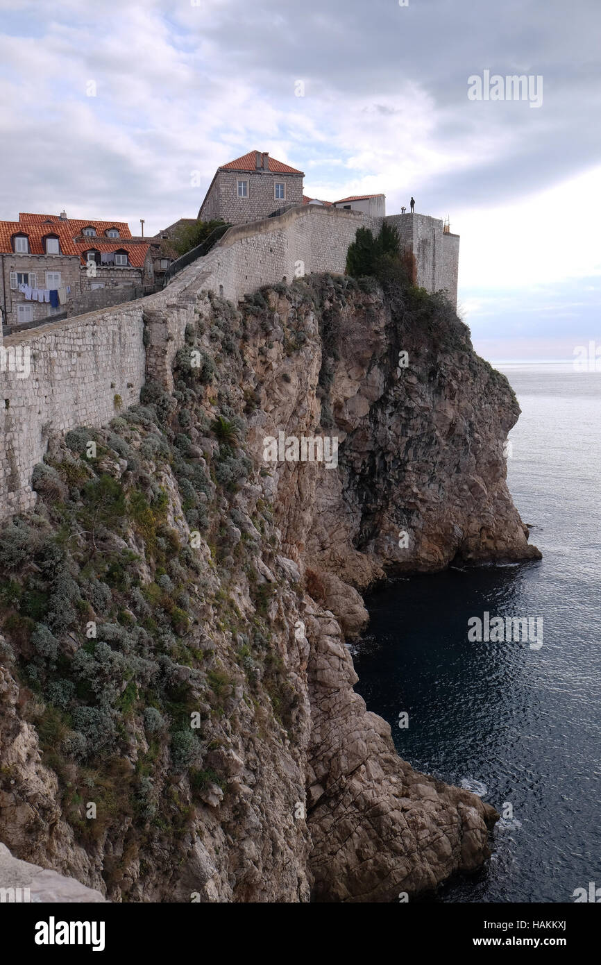 Les murs de défense de la vieille ville de Dubrovnik, une forteresse médiéval bien préservé et une destination touristique populaire, Croatie Banque D'Images