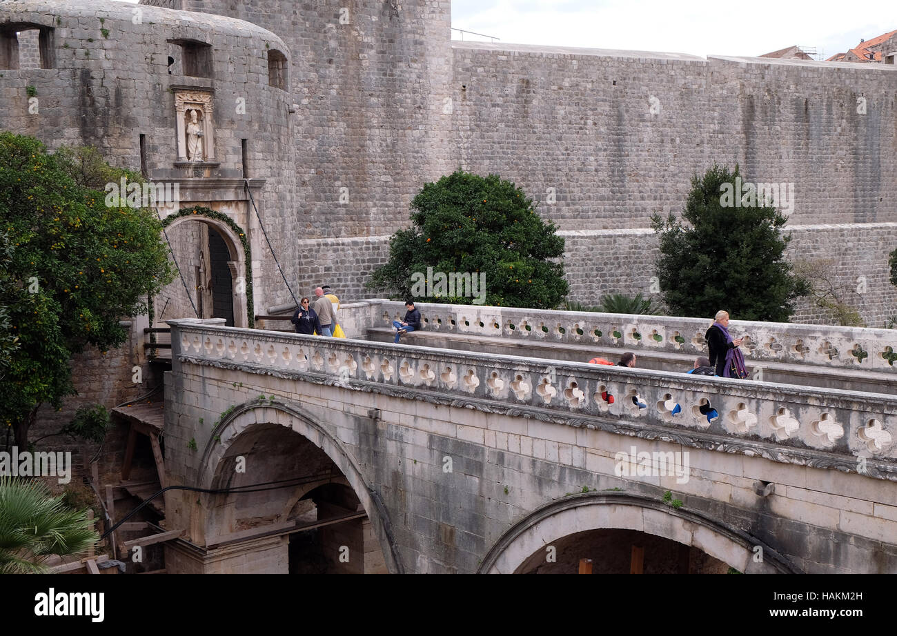 Porte Pile L'une des portes de la vieille ville fortifiée de Dubrovnik, Croatie sur Décembre 01, 2015. Banque D'Images