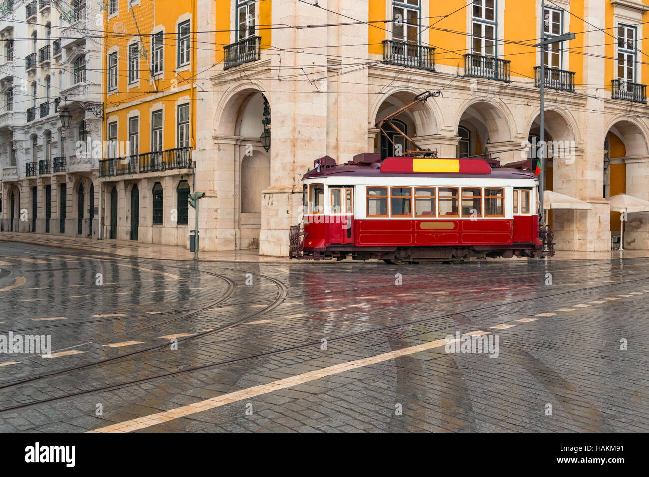 Tram Vintage sur les rues de Lisbonne sur un jour de pluie Banque D'Images