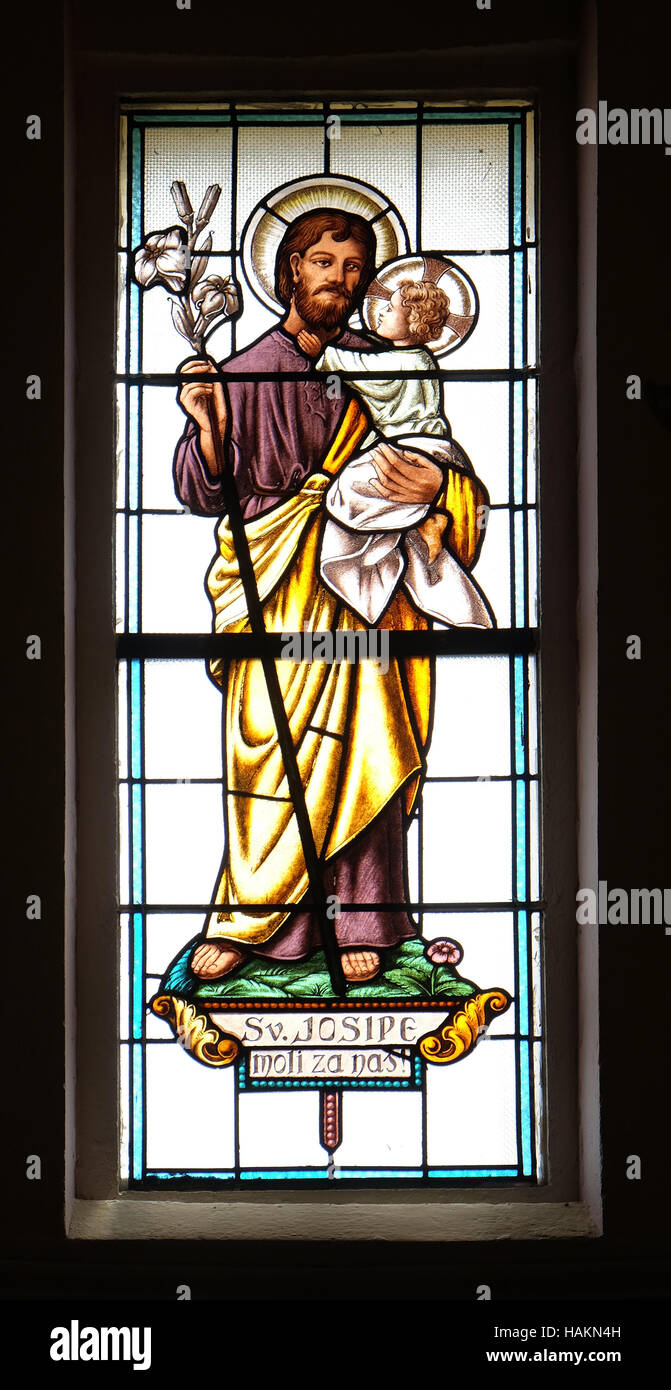 Saint Joseph tenant l'enfant Jésus, vitrail dans l'église paroissiale de la Sainte Trinité de Krasic, Croatie Banque D'Images Saint Joseph tenant l'enfant Jésus, vitrail dans l'église paroissiale de la Sainte Trinité de Krasic, Croatie Banque D'Images