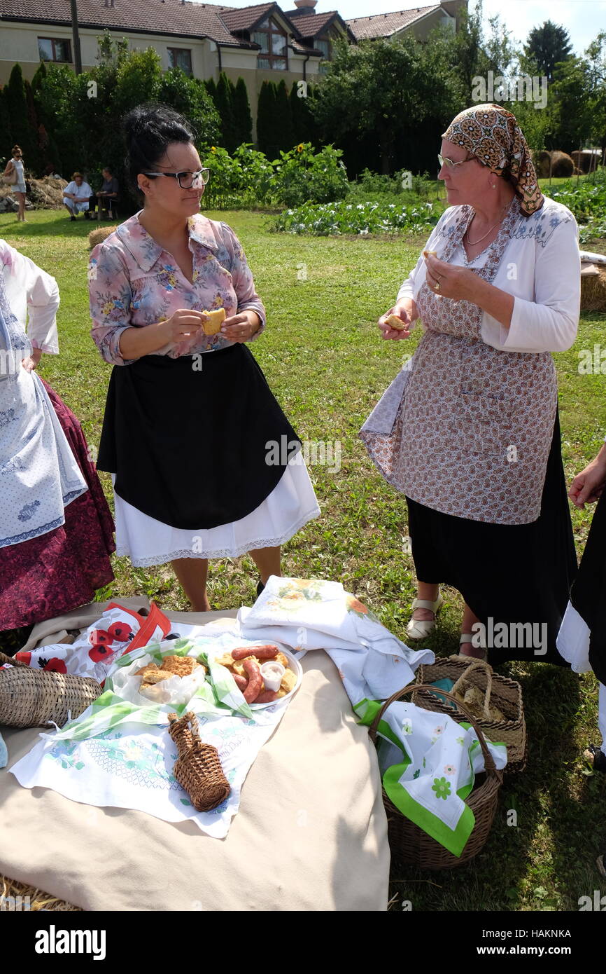 La récolte commence traditionnellement les villageois de l'assemblage, le chant et la danse et la bonne cuisine dans Nedelisce Croatie, Banque D'Images