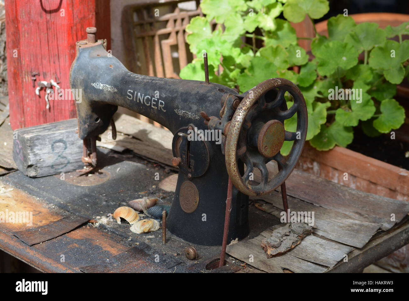 Vieille machine à coudre Singer Photo Stock - Alamy
